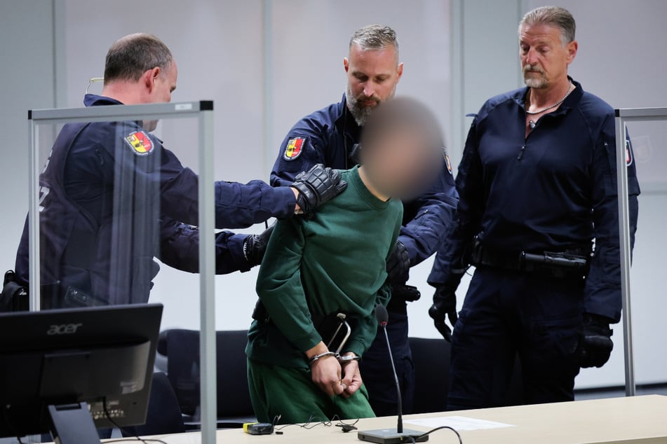 Mehrere Justizvollzugsbeamte führten Ibrahim A. (34) zum Gerichtstermin.