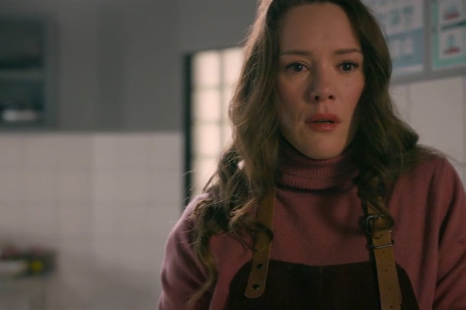 Emma ist fassungslos über Matteos Sprachnachricht an Nathalie.