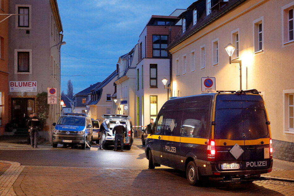 Unbekannte haben am frühen Samstagmorgen einen Geldautomat in einer Bankfiliale in Frankenberg gesprengt.