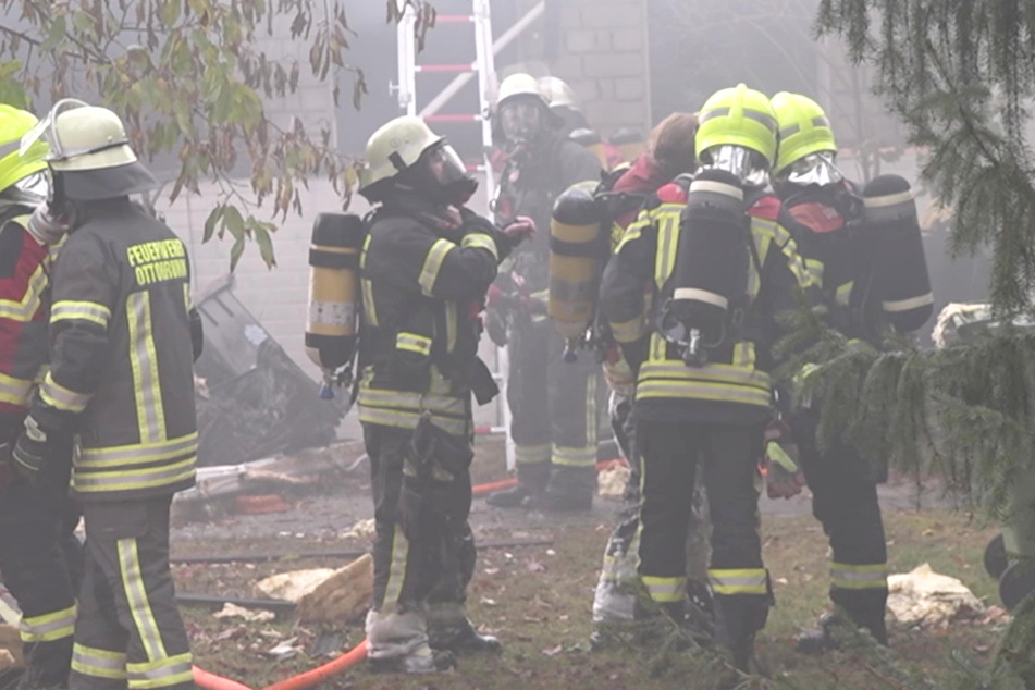 München: Explosion und Brand in Haus! Feuerwehr mit Großaufgebot im Einsatz, Polizei warnt Anwohner