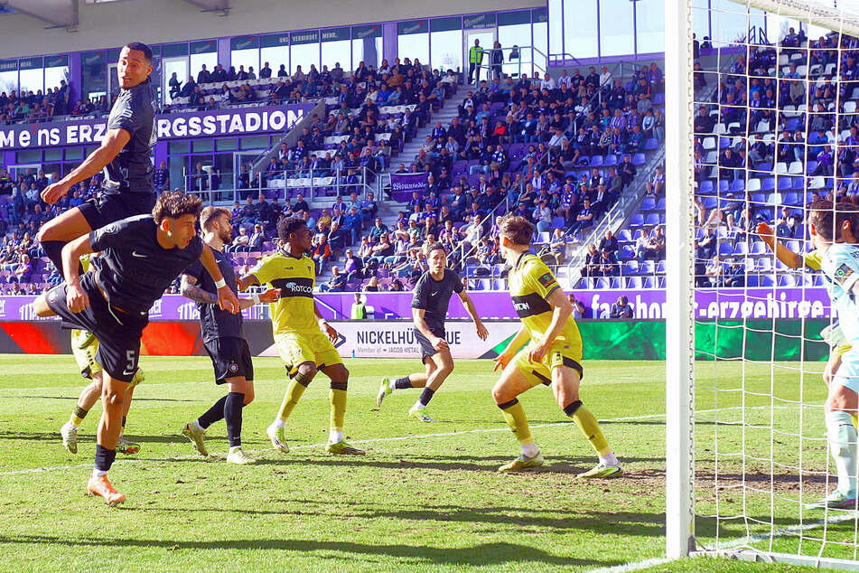 Der in dunklen Trikots spielende FCE probierte viel nach vorn. Es sprang aber wenig Ertrag dabei raus. So wie hier Vincent Ocansey und Luan Simnica (v.l.n.r) standen sich die Veilchen oft selbst im Weg.