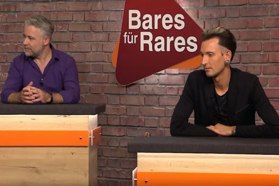 Trödelspezialist Fabian Kahl (33, r.) ersteigert die Tasse für sage und schreibe 760 Euro.