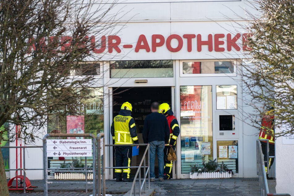 Im Ärztehaus an der Lauenhainer Straße in Mittweida gingen am Sonntag mehrere Batterien hoch. Die Feuerwehr betrat das Gebäude über die Apotheke.