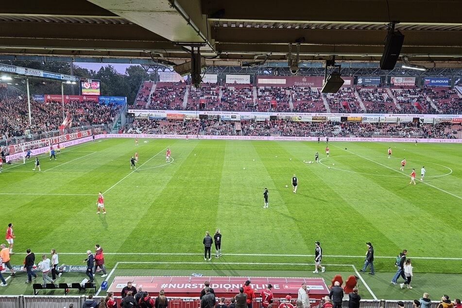 Das Flutlicht ist an, die Teams in den finalen Zügen der Aufwärmung.
