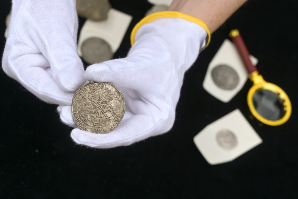 Eine geborgene Silbermünze der insgesamt gefundenen 285 Stück.