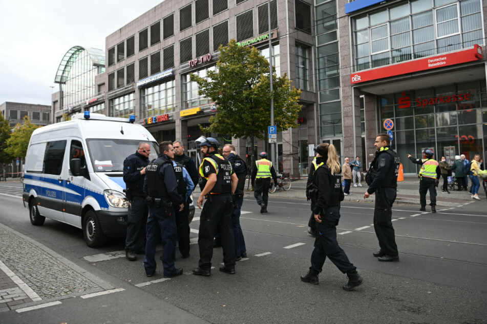 Einsatzwagen der Polizei stehen in der Bahnhofstraße vor dem Forum Köpenick. Vermutet wird ein Überfall oder ein versuchter Überfall auf eine Bankfiliale.