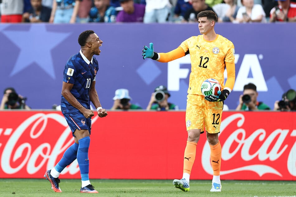 Kylian Mbappé (27, l.) schrie seine Freude nach Abpfiff heraus - und ignorierte die ausgestreckte Hand von Orlando Gill (26).