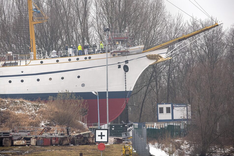 Das Segelschulschiff "Gorch Fock" liegt frei von Planen und Gerüsten in der Lürssen-Werft. (Archivbild)