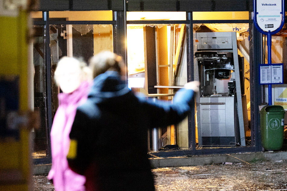 Nach der Sprengung eines Geldautomaten in Lützelbach-Seckmauern im südhessischen Odenwald in der Nacht zu Montag fahndet die Polizei nach den Tätern.