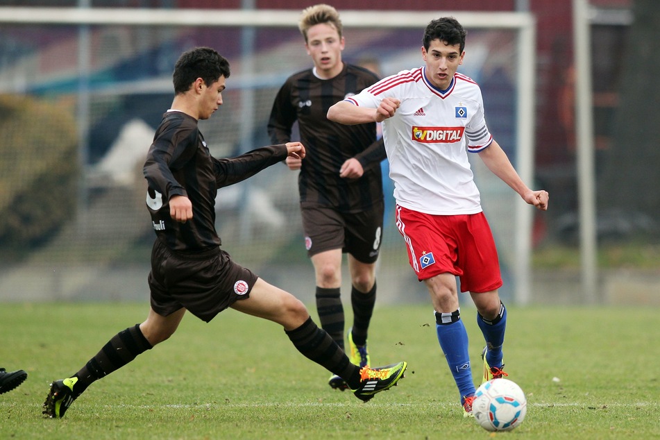 Levin Öztunali (r.) im Jahr 2011 im Trikot der B-Junioren des Hamburger SV. In der Jugend der Rothosen reifte er zum Riesentalent, wechselte 2013 zu Bayer Leverkusen.