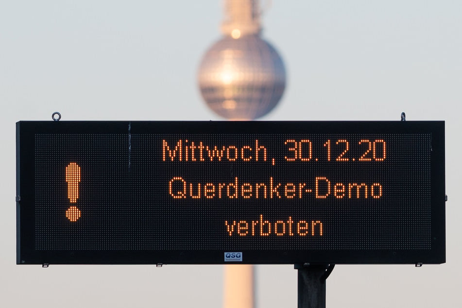 Auf einer Hinweistafel steht "Mittwoch, 30.12.20 Querdenker-Demo verboten".
