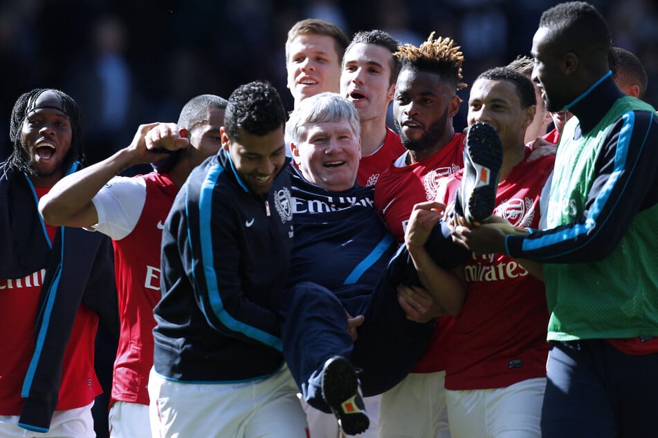 Ex-Trainer und -Spieler Pat Rice (M.) war 44 Jahre lang beim FC Arsenal. (Archivfoto)