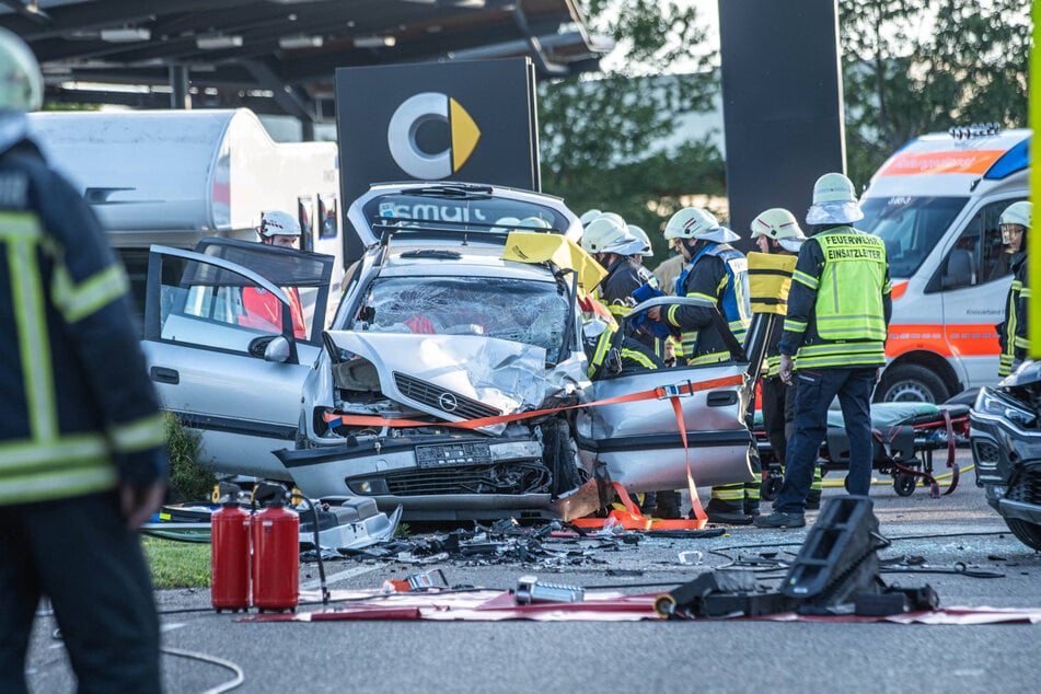 Die Feuerwehr befreite den Mann aus seinem Opel.