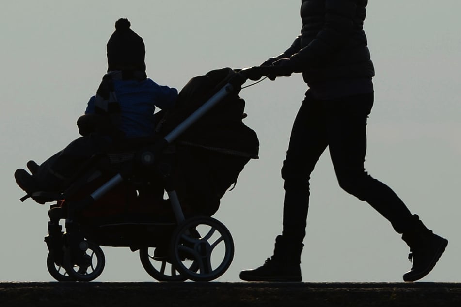 Eine Zivilstreife ist auf die Familie mit dem Kinderwagen aufmerksam geworden. (Symbolfoto)
