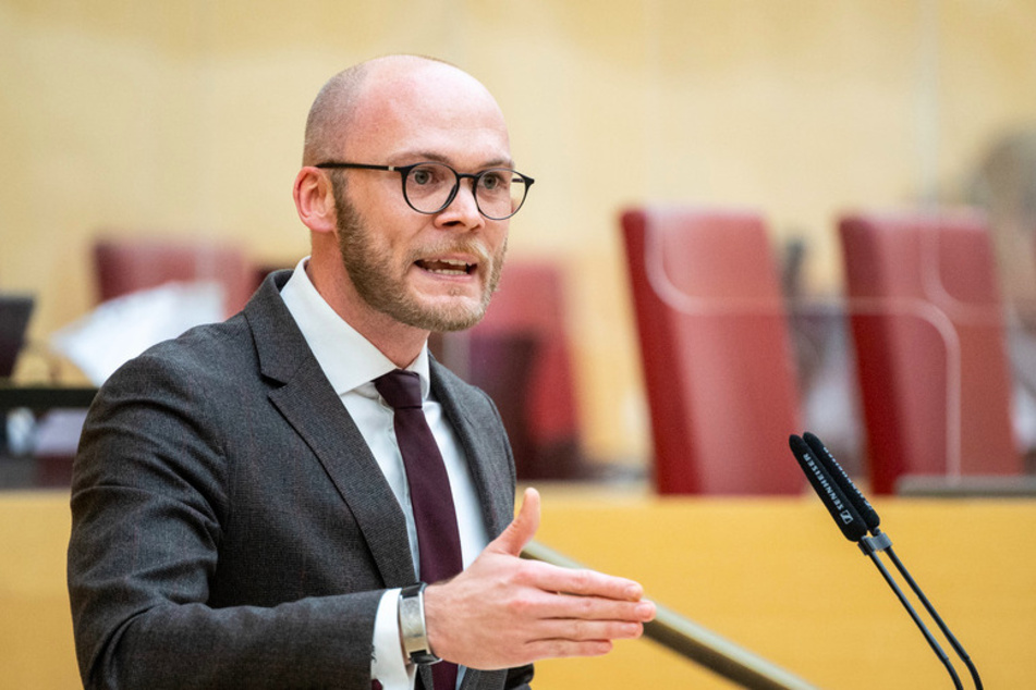Fabian Mehring (32, Freie Wähler), Landtagsabgeordneter, spricht während einer Sitzung des bayerischen Landtags.
