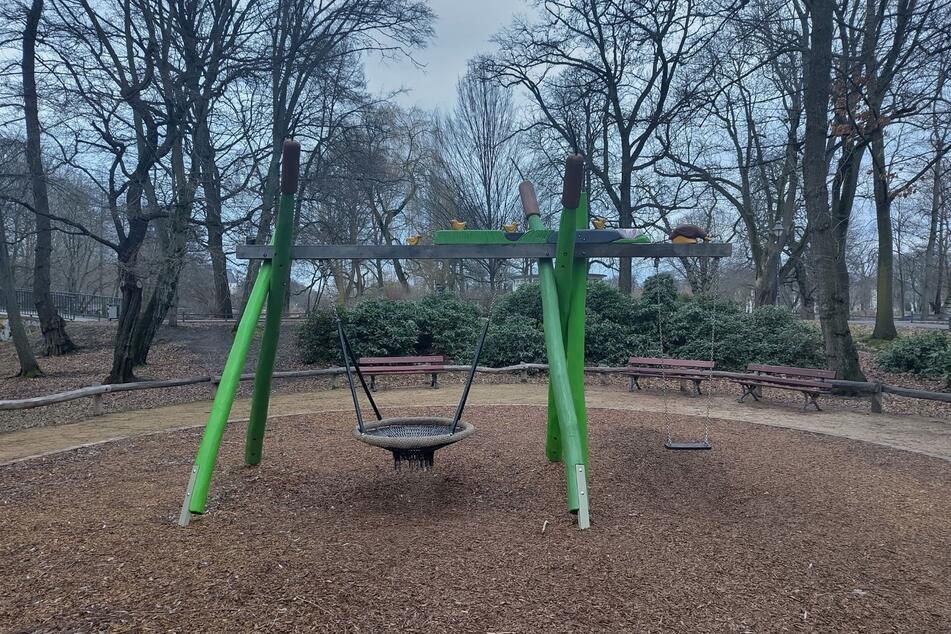 Der Schaukelkorb auf dem Schloßteichinsel-Spielplatz wurde ebenfalls zerstört.