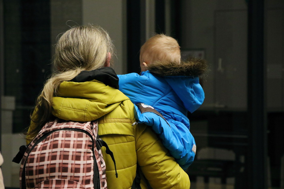 Eine ukrainische Mutter mit ihrem Kind im Rathaus Zwickau.