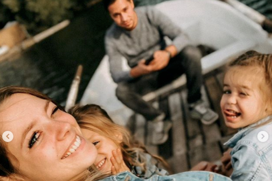 Anne Wünsche (28), ihre Töchter Juna (l.) und Miley (r.) und ihr Freund Karim gemeinsam im Urlaub.