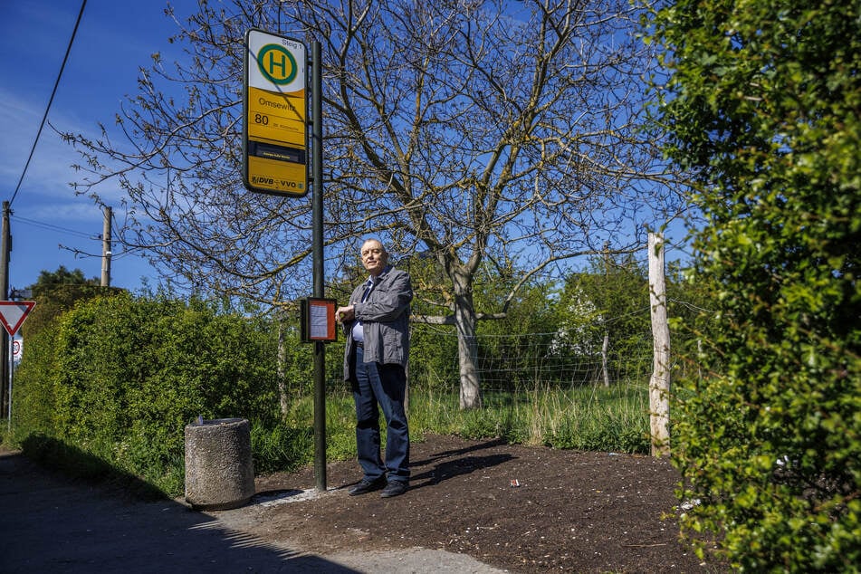 Jetzt müssen Anwohner wie Siegfried Mutscher (74) auf einem Erdhügel warten.