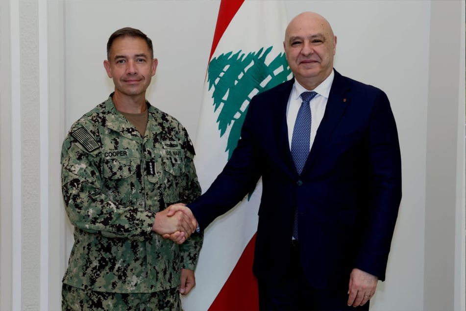 Kommandeur Brad Cooper (1967, l.) gemeinsam mit dem den libanesischen Präsidenten Joseph Aoun (62).