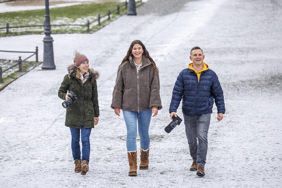 Im Gespräch mit TAG24-Redakteurin Isabel Klemt (26, M.) erzählen Annè (29, l.) und Toni (36), wie sie auf ihr Fotoduell gekommen sind.