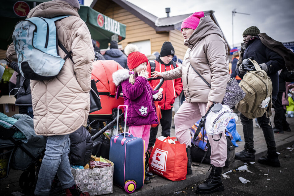 Immer mehr Menschen flüchten aus der Ukraine, darunter viele Frauen und Kinder.