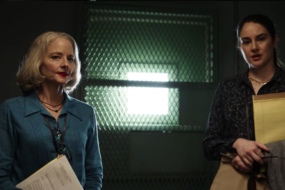 Nancy Hollander (l., Jodie Foster) und Teri Duncan (Shailene Woodley) vertreten Mohamedou Ould Slahi (Tahar Rahim).