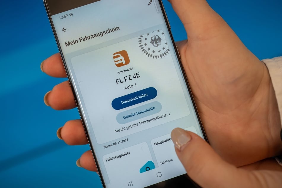 Der digitale Fahzeugschein in der i-Kfz-App kann auch mit anderen Fahrzeugnutzern geteilt werden.