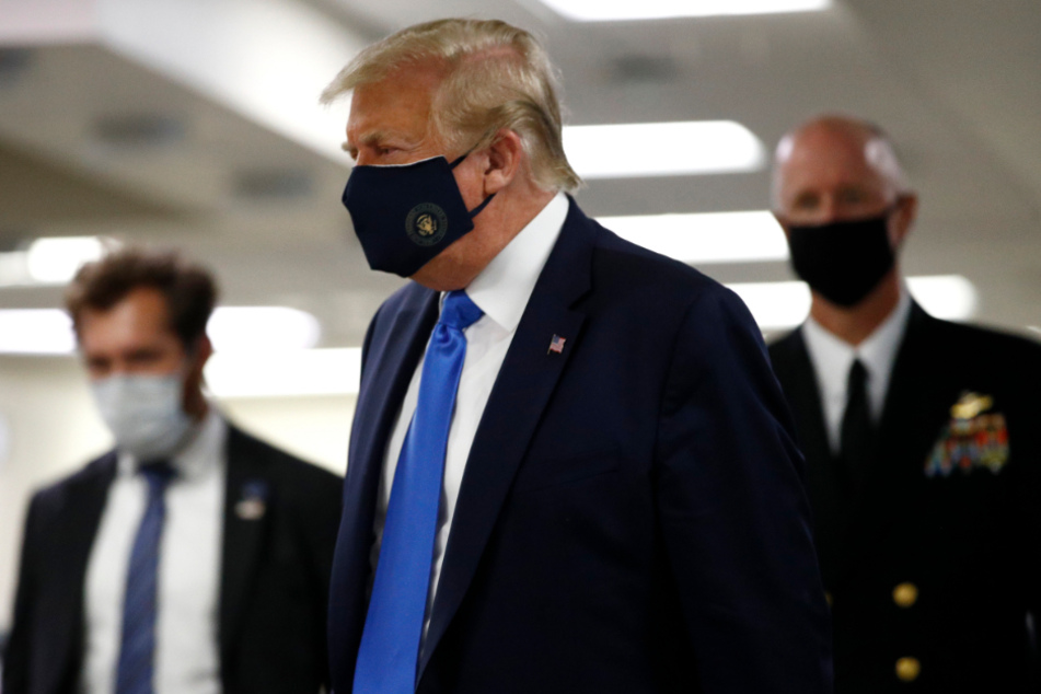 Bethesda: Donald Trump trägt während eines Besuches des Walter-Reed-Militärkrankenhauses einen Mund-Nasen-Schutz mit dem Siegel des Präsidenten.