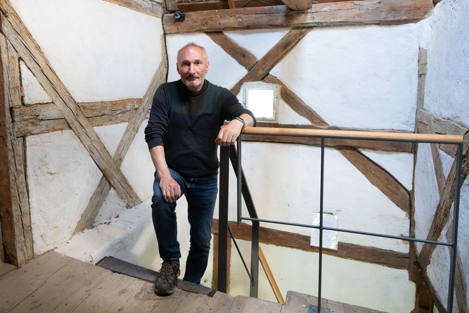 Widmet sein Leben den Umgebindehäusern: Arnd Matthes (63), Geschäftsstellenleiter der Stiftung Umgebindehaus, steht im Pilgerhaus Weißenberg.