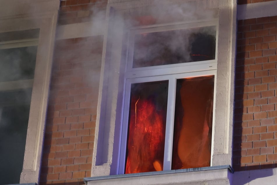 Der 37-Jährige hat vermutlich die Explosion durch Umgang mit brennbaren Stoffen in seiner Mietwohnung herbeigeführt.