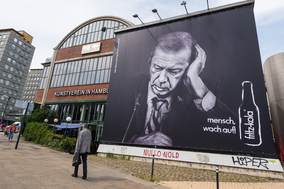 Ein Werbeplakat des Getränkeherstellers Fritz-Kola mit einem Porträtfoto des türkischen Präsidenten Erdogan hängt am 29.06.2017 in Hamburg an der Außenfassade am Kunstverein Hamburg.