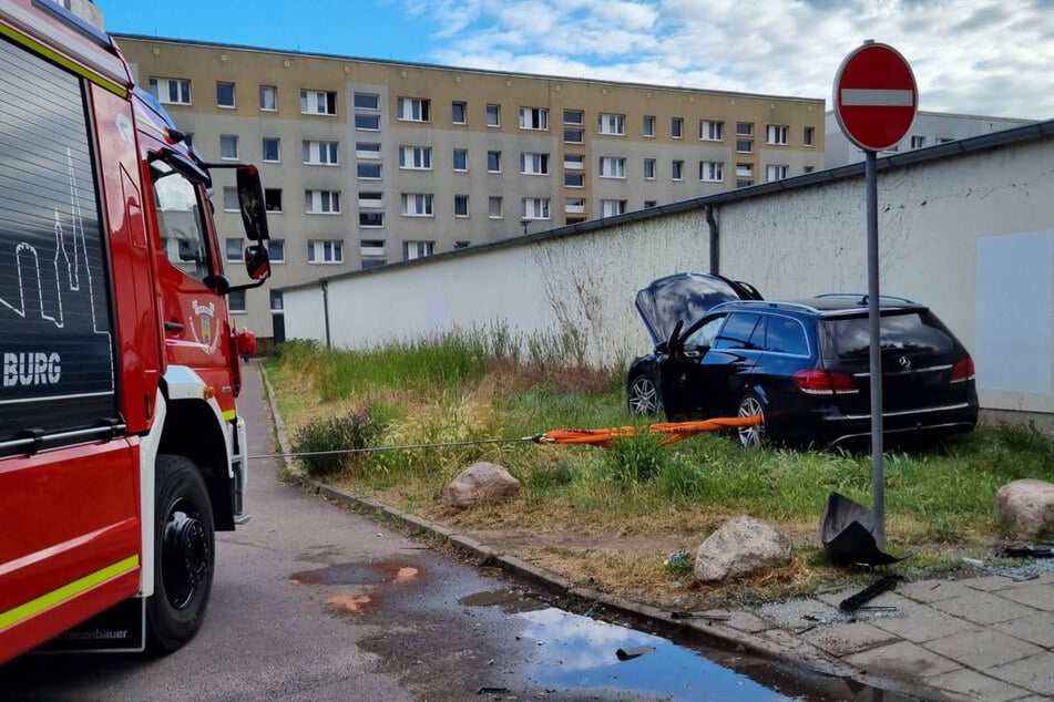 Ein Mercedes war in Burg in die Fassade der Polizeistation gekracht.