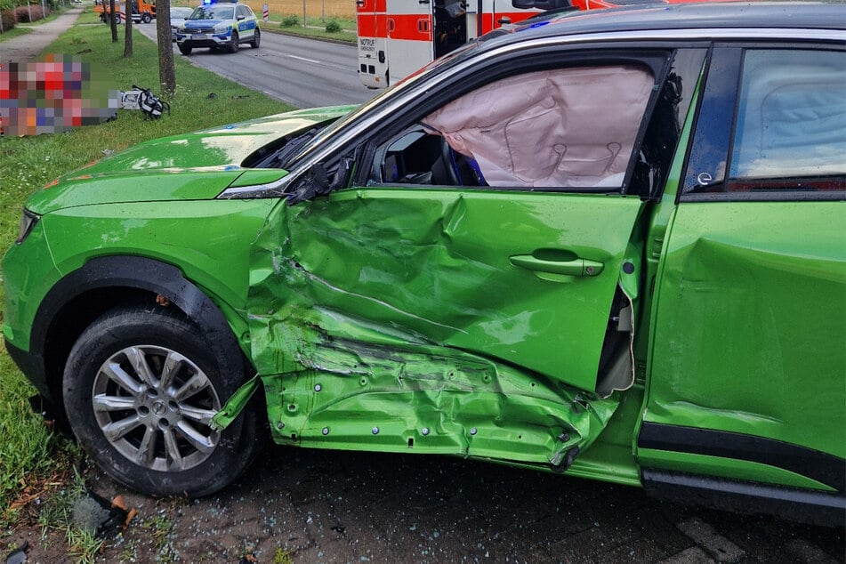 Überholmanöver missglückt: Motorrad kracht in Opel, Fahrer schwer verletzt