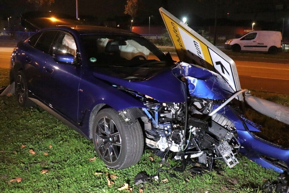 Der BMW wurde so stark beschädigt, dass davon ausgegangen wird, dass der Fahrer verletzt ist.