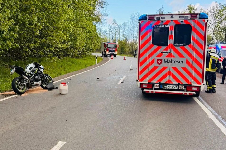 Biker kracht frontal in Gegenverkehr: Zwei Menschen auf B185 verletzt