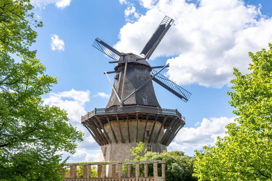 In Brandenburg zeugt diese Windmühle im Sanssouci-Park von der weitreichenden Geschichte der Region.