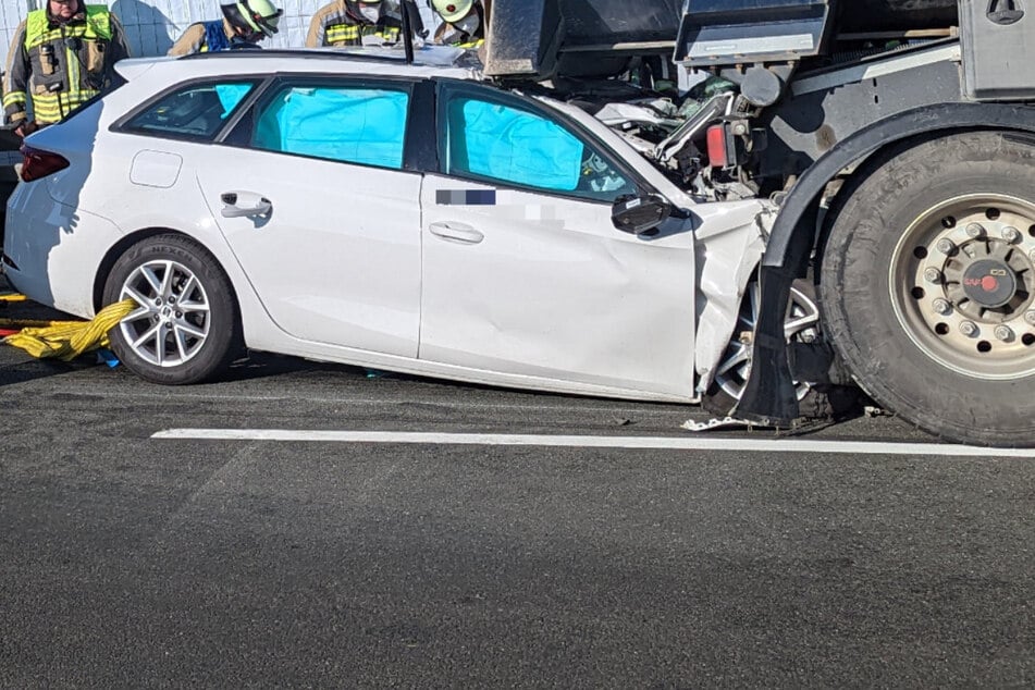 Tödlicher Unfall auf Autobahn: Skoda kracht in Lkw, Fahrer stirbt noch vor Ort