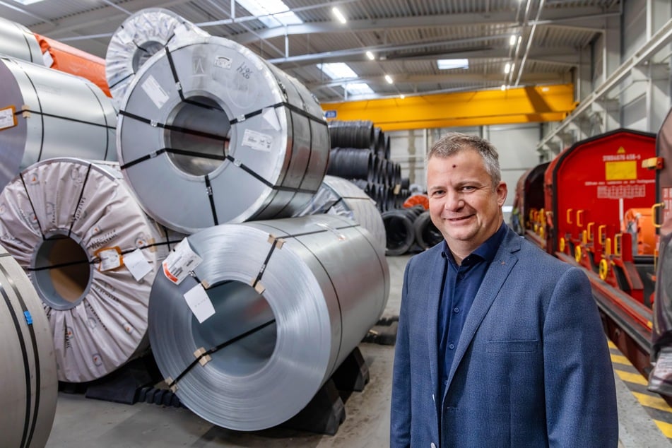 Railport-Chef Michael Fricke (45) überwacht die Verladung von tonnenschweren Blechrollen.
