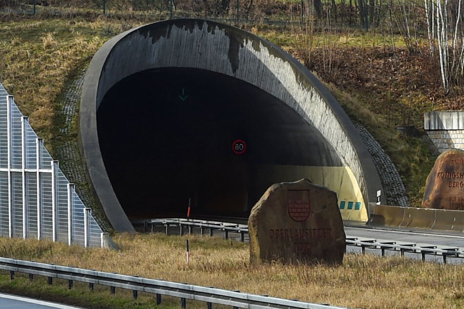 Tunnel-Sperrung nach Unfall: Mercedes-Fahrer kollidiert mit Laster!