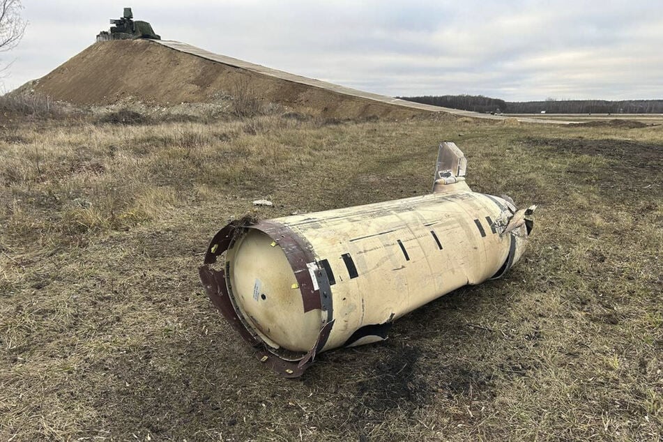 Die Trümmer einer ATACMS-Rakete, die auf dem Gelände des Flughafens Kursk-Wostotschny in Russland gefunden wurde. (Archivbild)