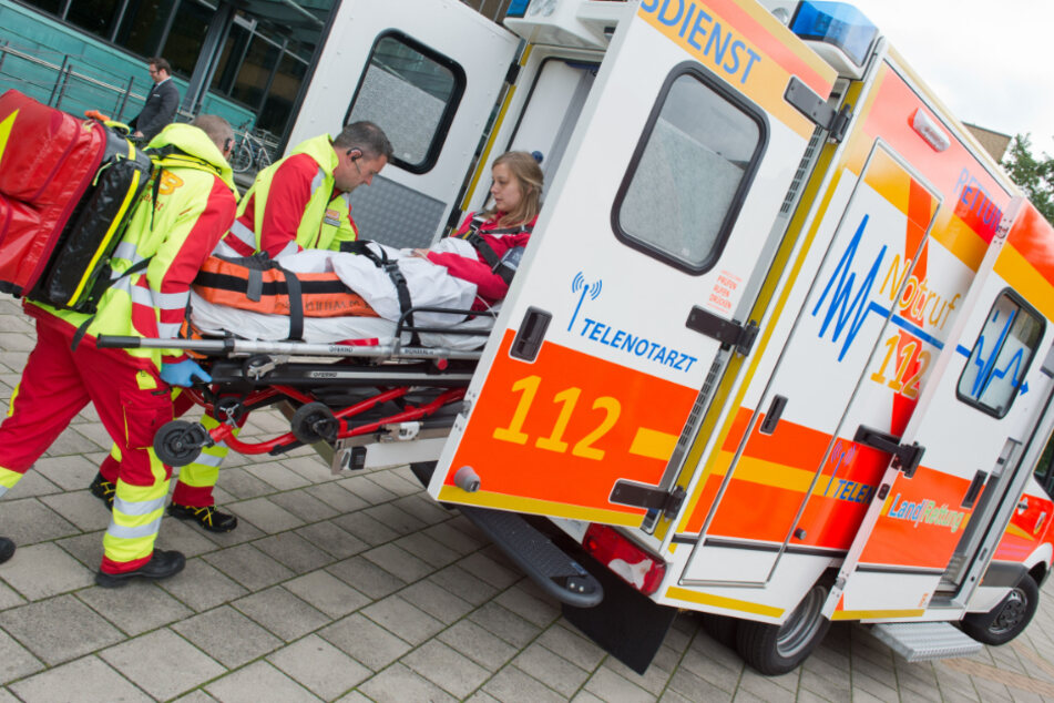 Der Autofahrer wurde mit schweren Verletzungen in eine Klinik gebracht. Für die Mitfahrerin kam jede Hilfe zu spät. (Symbolbild)