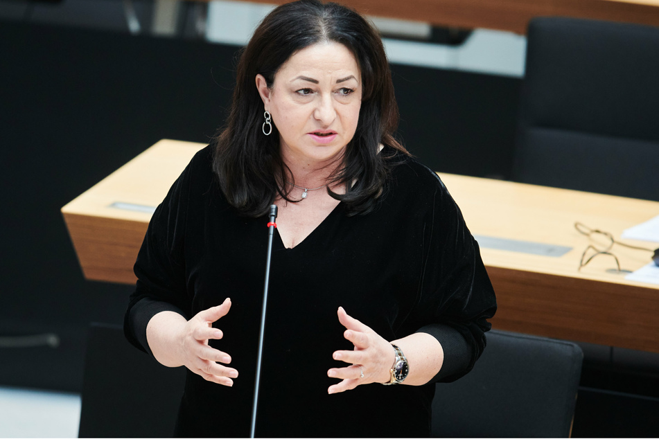 Berlins Gesundheitssenatorin Dilek Kalayci (SPD) spricht in der aktuellen Fragestunde in der Plenarsitzung des Berliner Abgeordnetenhauses.