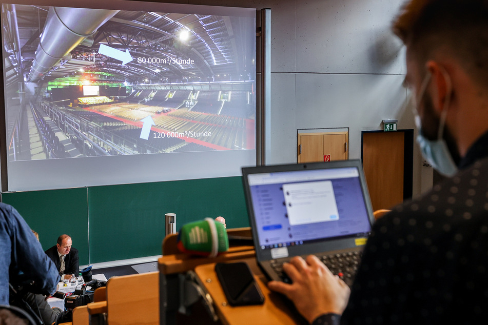 Ein Schema verdeutlicht die Belüftungssituation in der Arena Leipzig während der Präsentation der Ergebnisse der Restart-19-Studie.