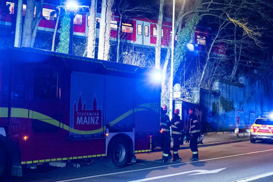 Das Unglück ereignete sich auf der Bahnbrücke über der Rheinallee kurz vor der Haltestelle "Römisches Theater".
