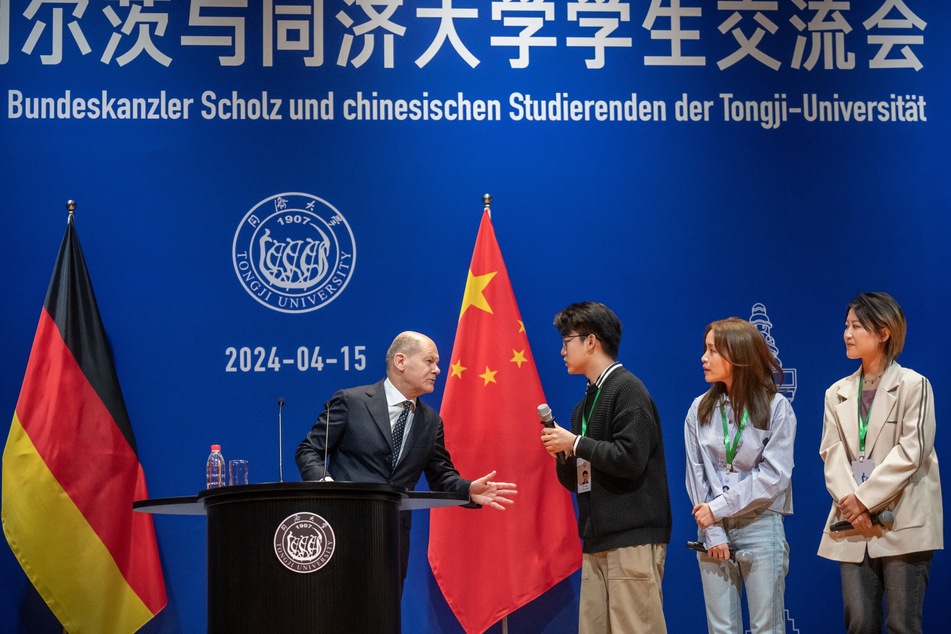 Bundeskanzler Olaf Scholz (65, SPD, r.) nahm an einer Townhall mit Studierenden an der Tongji-Universität teil.
