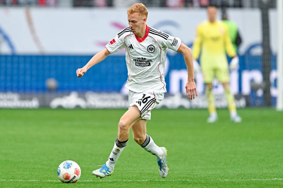 Mittelfeldspieler Hugo Larsson (22) verlässt Eintracht Frankfurt ebenfalls in Richtung Premier League.
