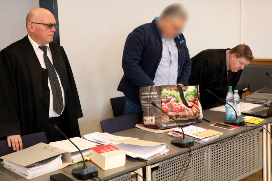 Der Angeklagte (M) im Prozess um den Foltertod einer jungen Frau aus Alt Rehse kommt in den Saal des Landgerichts. (Archivbild)