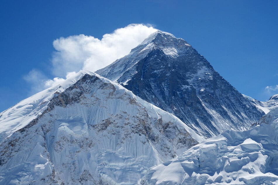 Der Mount Everest ist als größter Berg der Welt bekannt.
