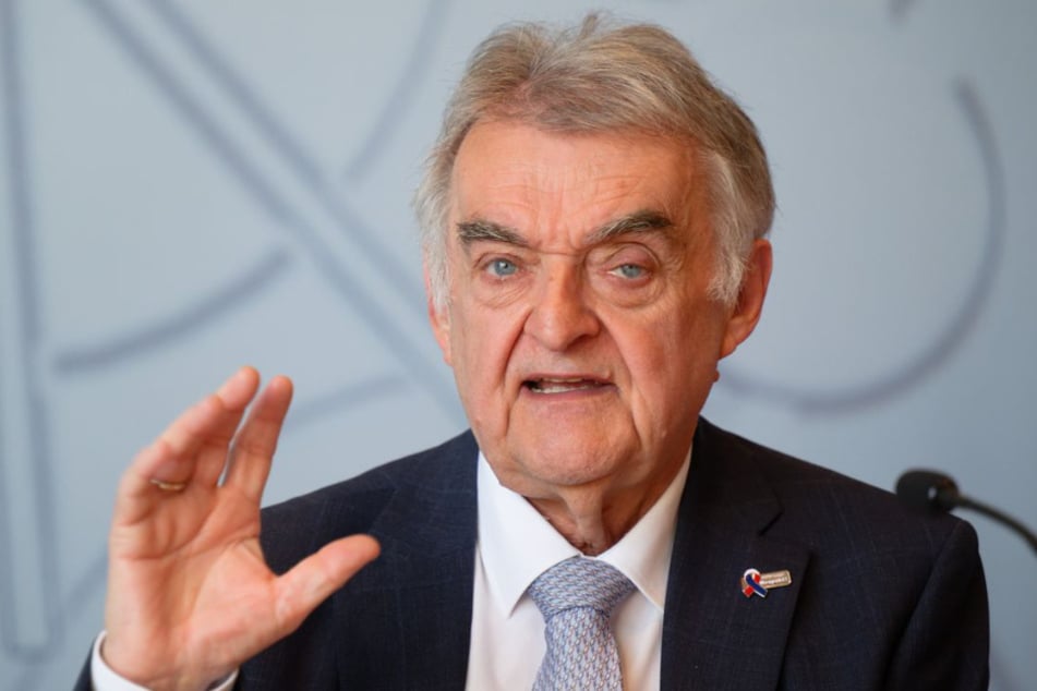 Trotz der steigenden Zahlen ist sich NRW-Innenminister Herbert Reul (73, CDU) sicher, dass die NRW-Polizei einen guten Job macht.